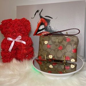 EUC Corner Zip Wristlet In Signature Canvas With Apple Print in Gold/Khaki